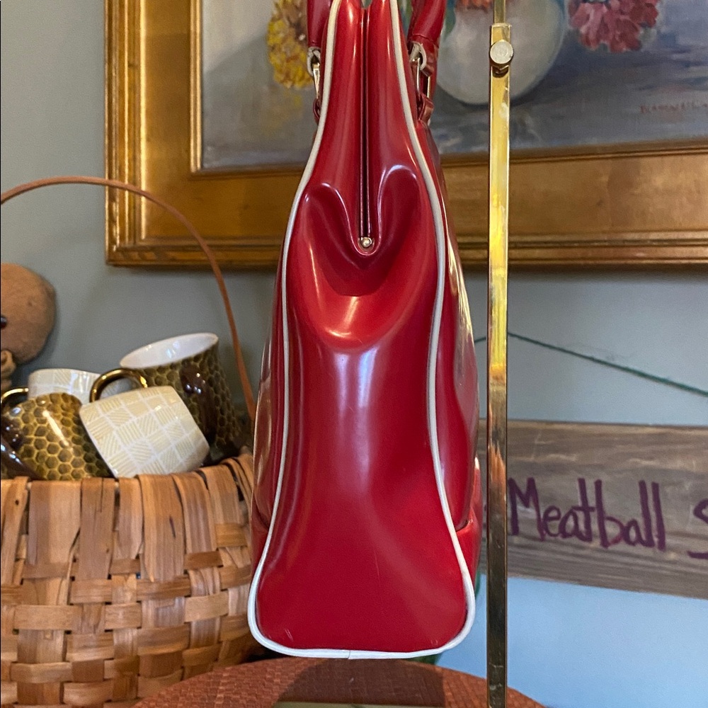 Vintage Liz Claiborne Red and Cream Piped Bowling Style Bag - Picture 5 of 16